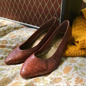 Vintage Brown Leather Kitten Heel Heels / Shoes